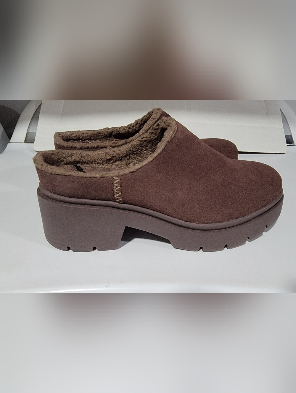 Comfortable brown clogs. Faux fur lining is soft. Memory foam insoles- Size 10